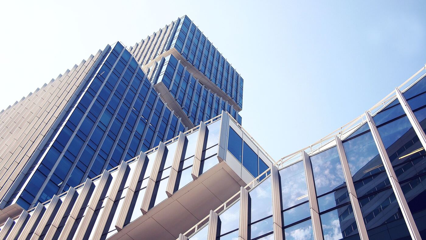 Moderne Glasfassade eines Bürogebäudes von unten fotografiert