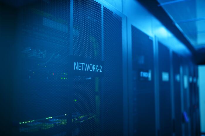 Serverraum mit blau beleuchteten Netzwerk-Racks
